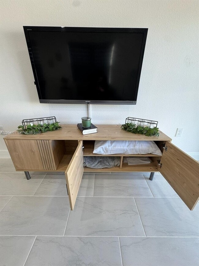 Building Photo - 649 N Lincoln St