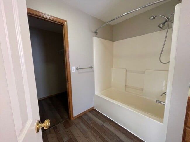 Building Photo - FOR LEASE. VERY NICE 3 BEDROOM 2 BATH HOME...