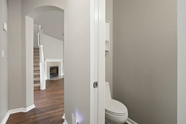 Building Photo - 1121 Boxwood Loop