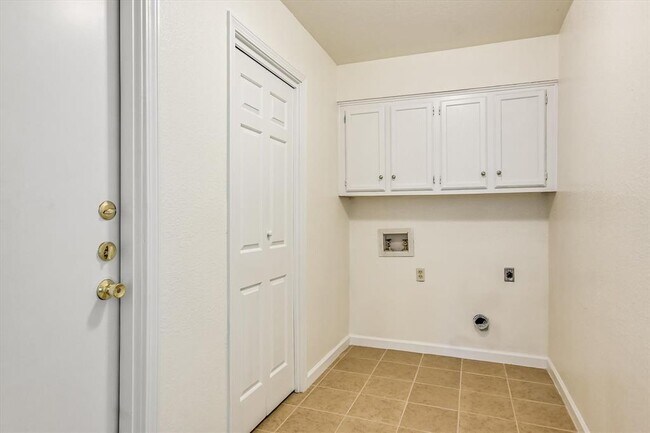 Building Photo - 803 Valley View Dr
