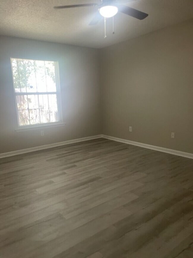 Building Photo - 203 Kitts Dr
