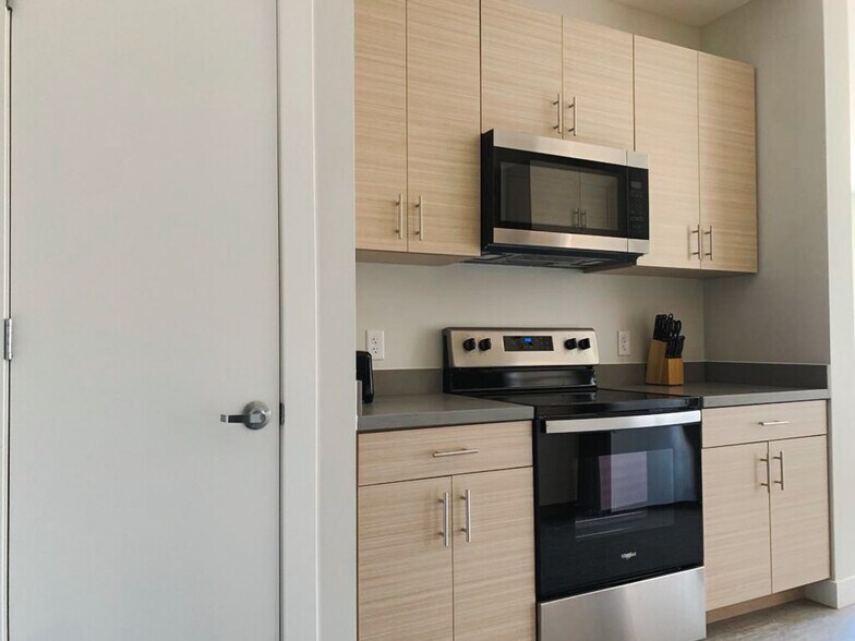 Building Photo - 2530 University Ave