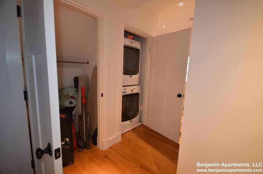 Building Photo - 15 Elmira St