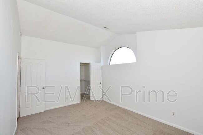 Building Photo - 525 E Lake Cir