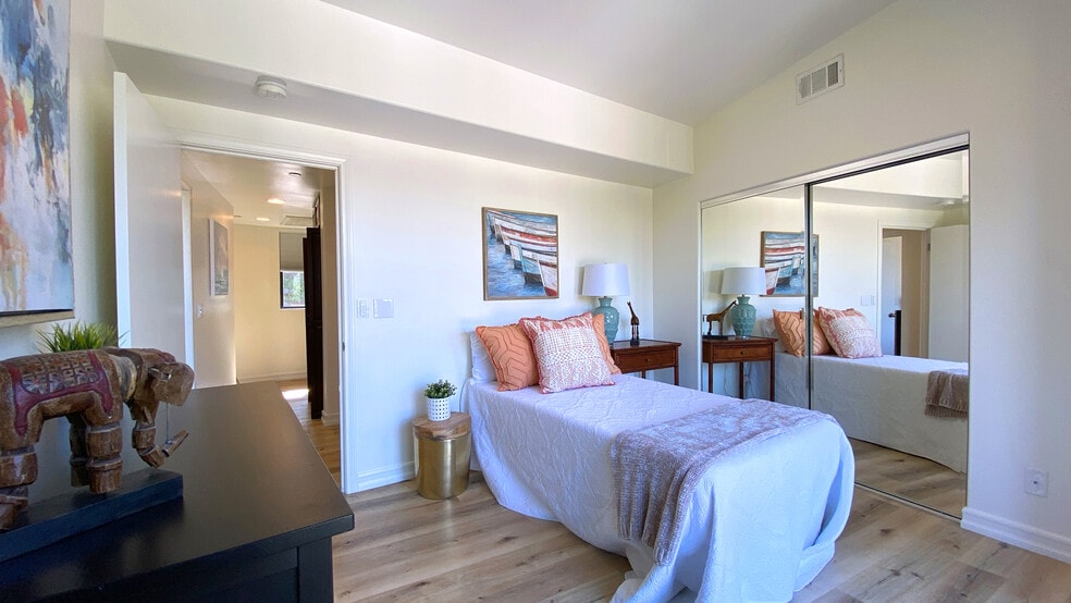 Queen sized bed - 1614 Pleasant Way