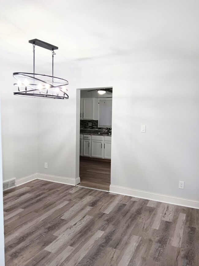 Building Photo - 3 Bedroom Sunnyside Beauty