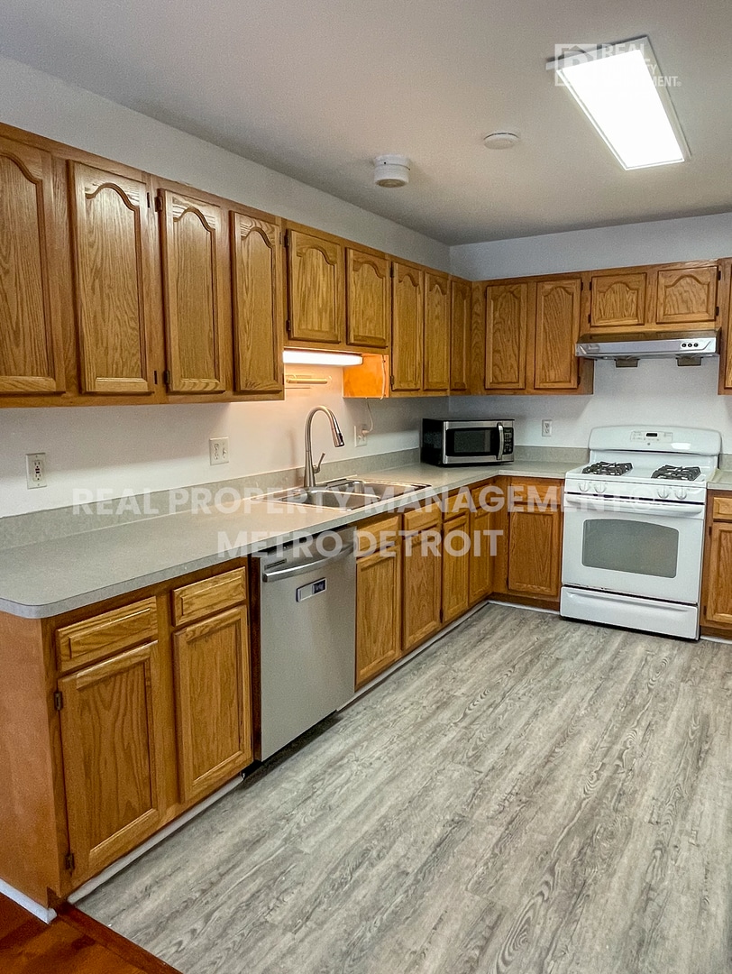 Building Photo - 5560 Seabreeze Ln