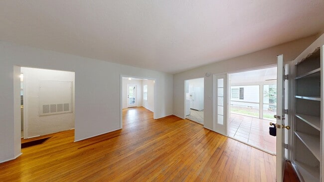 Building Photo - Charming 2 Bedroom/ 1 Bathroom Home with D...