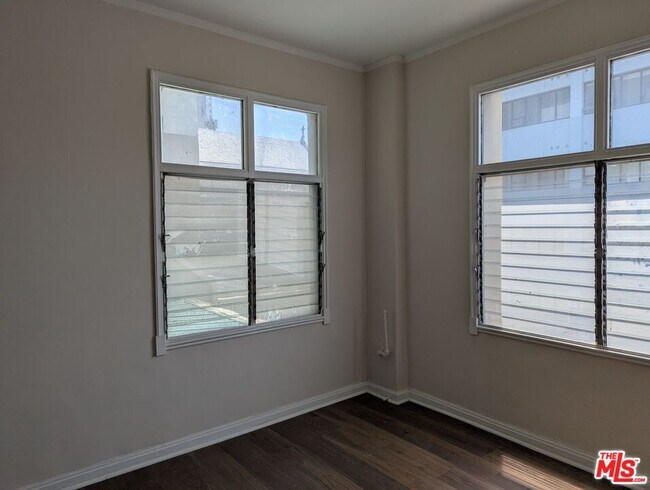 Building Photo - 634 S Gramercy Pl