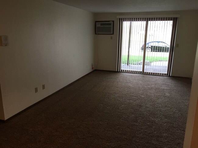 Building Photo - 2 BR 1BA Walkout Patio Garage Included