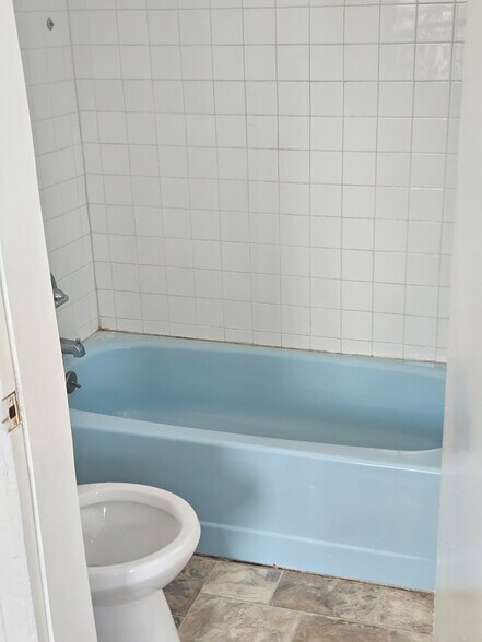 Bth Rm 1 Tub - 414 S 15th St