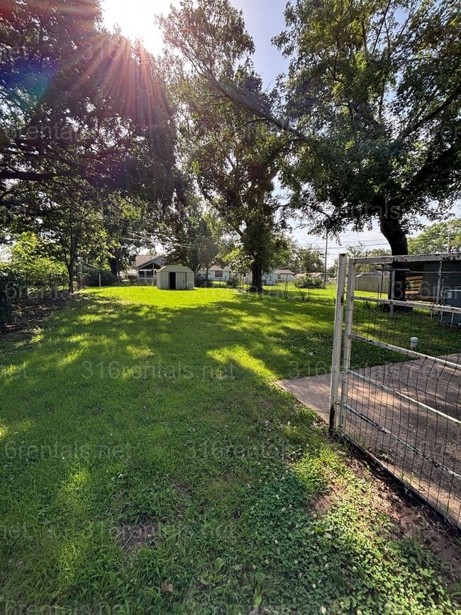 Building Photo - Two bed one bath duplex for rent NOW!