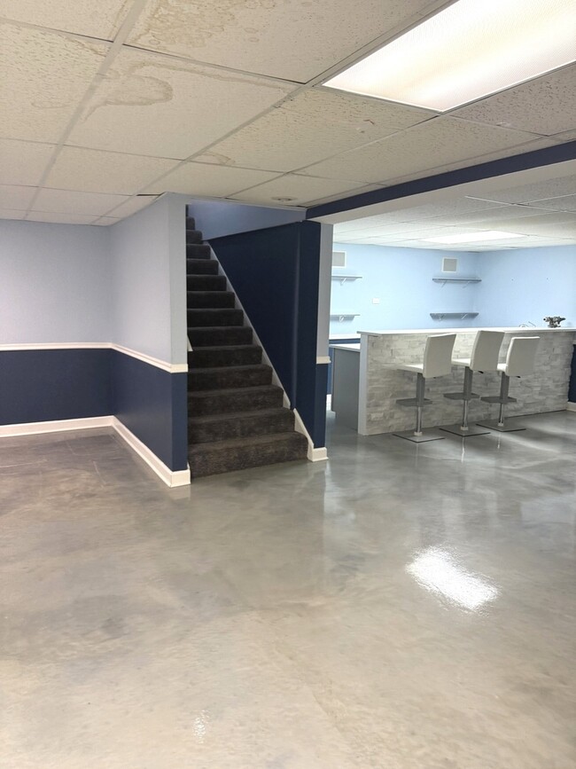 Building Photo - 17312 Valley View Dr