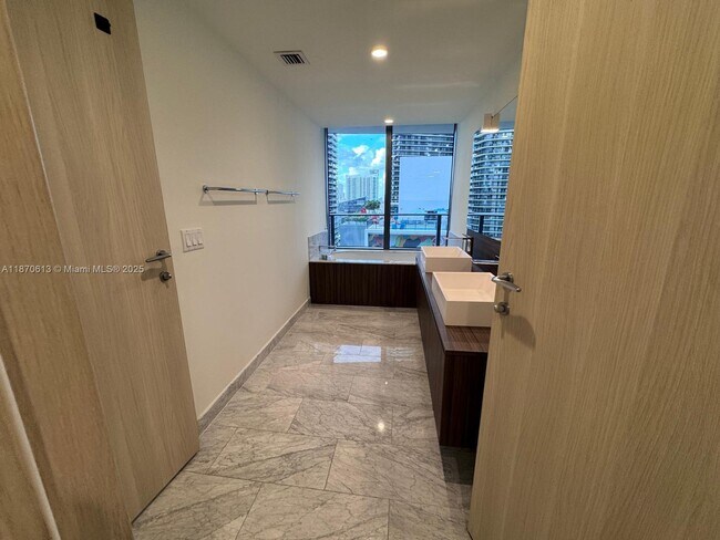 Building Photo - 1000 Brickell Plaza