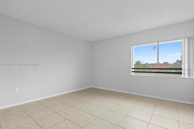 Building Photo - 711 N Pine Island Rd