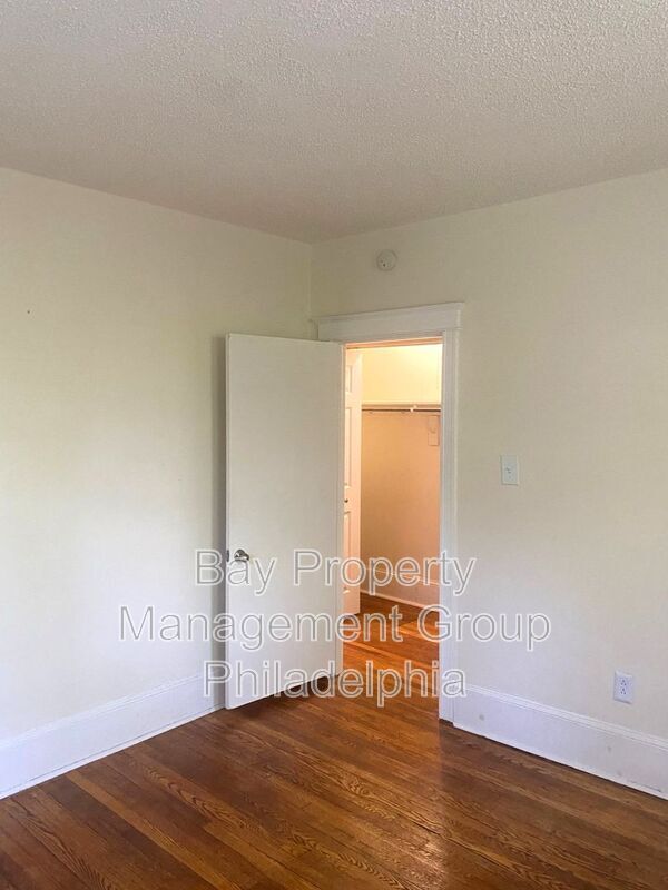 Building Photo - 2809 W Queen Ln