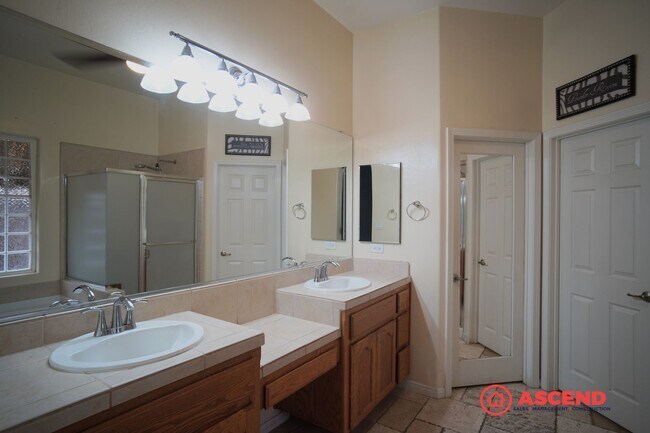 Building Photo - Beautiful Home in the Northwest!