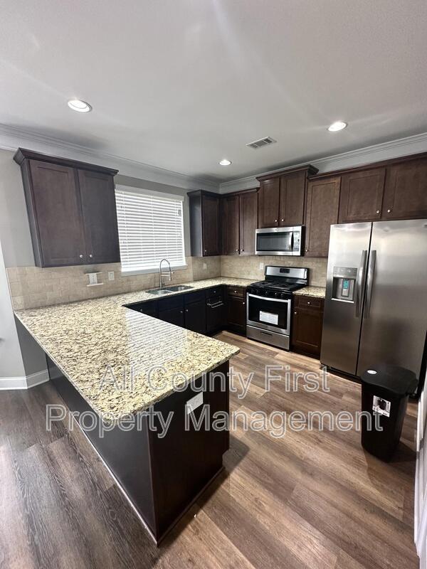 Building Photo - 553 Sprayberry Dr