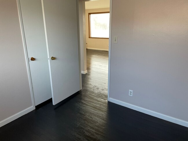 Building Photo - Clean 3 Bedroom!