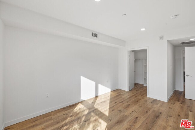 Building Photo - 5229 Willowcrest Ave