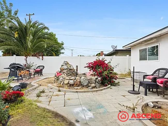 Building Photo - Pet-Friendly 3 Bed, 2 Bath Near Bakersfiel...