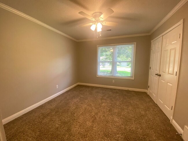 Building Photo - 4 bed, 2 bath spacious home on large lot i...