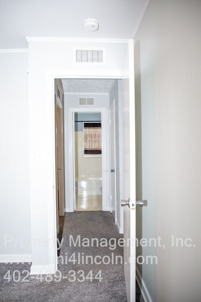 Building Photo - 2 Bedroom and 1 Bathroom Home Available For Rent!