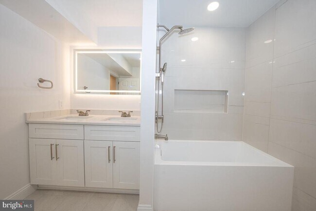 Building Photo - 4103 Laurel Dr