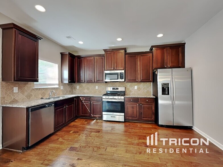 Building Photo - 1760 Long Acre Dr
