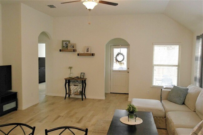 Building Photo - 822 Blackhawk Dr