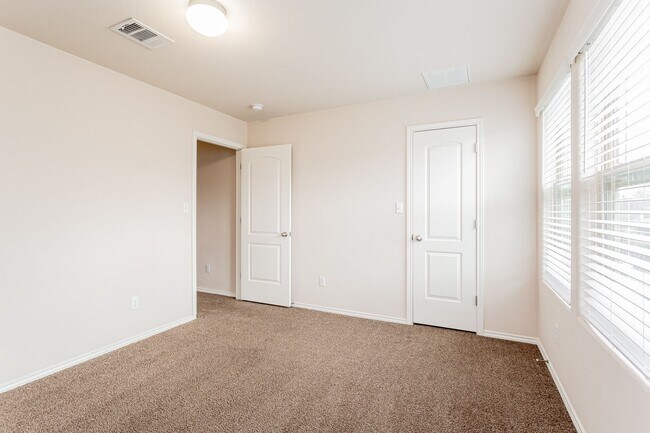 Building Photo - 3 Bedrooms, 2.5 Bathrooms – Stylish and Co...