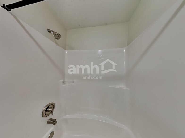 Building Photo - 222 Rambling Rd