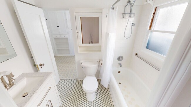 Building Photo - Unfurnished One Bedroom for Rent in Corona...