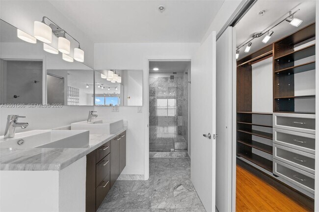 Building Photo - 2000 Bay Dr