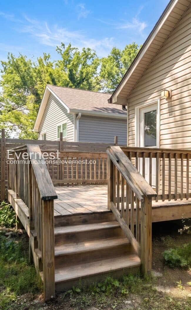 Building Photo - Spacious Home with Fenced Yard & Driveway Parking / 3 Bed & 2 Bath / Coming Soon!
