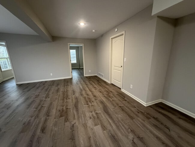 Building Photo - 208 Jackal Dr