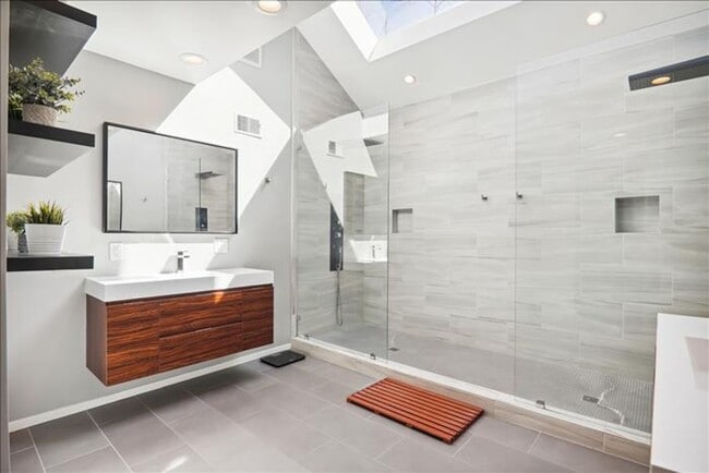 Building Photo - Uniquely located, and beautifully appointe...
