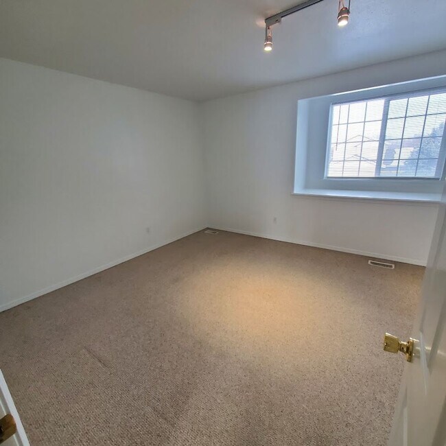 Building Photo - Charming West Boise Home with Spacious Yard and Modern. Prime Location!