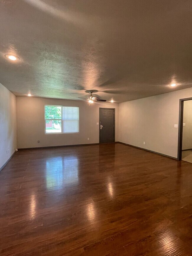 Building Photo - 3 Bedroom 2 Bath House South Springfield