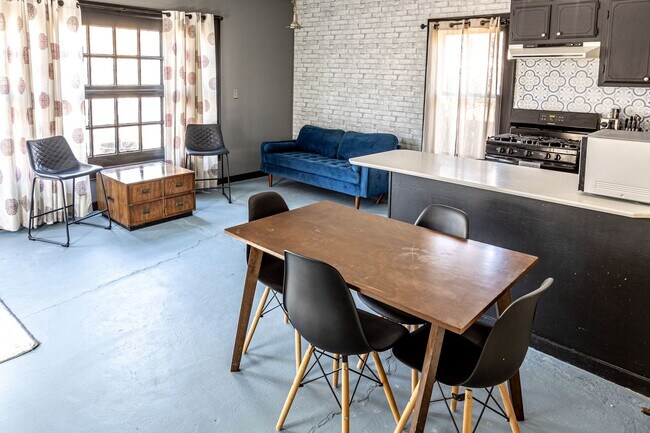 Building Photo - Fully Furnished Apartment in Historic Tracy Park
