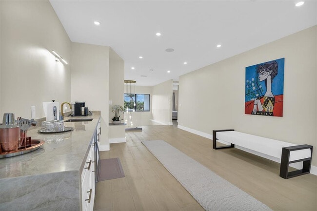 Building Photo - 319 S Riverside Dr