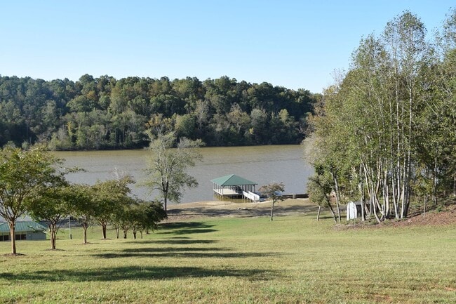 Building Photo - Lake Front 1 Bedroom Apartment - Large Garage & Boat Parking