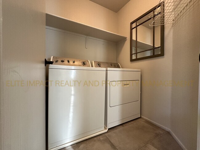 Building Photo - 3505 N Sierra Springs Dr
