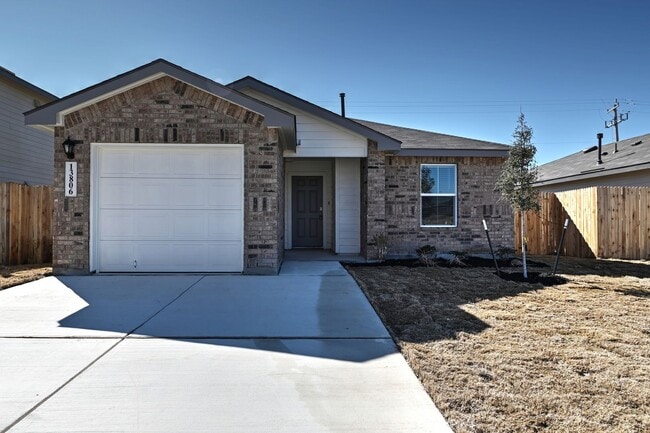 ONE STORY | 3 BEDROOM | 2 BATH | YAR... - ONE STORY  |  3 BEDROOM  |  2 BATH  |  YAR...