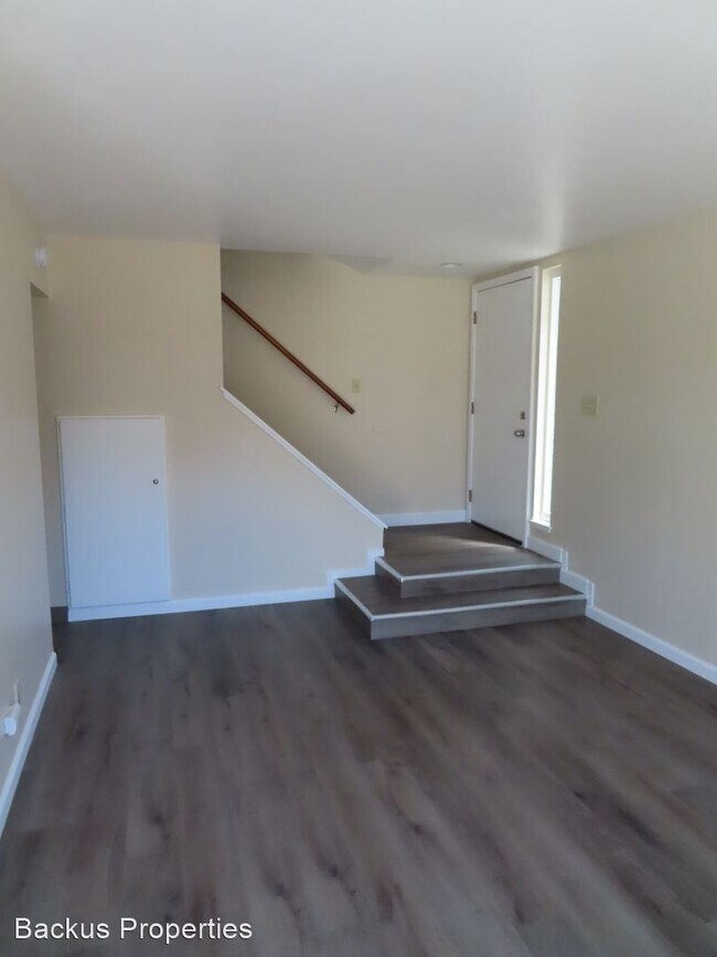 Building Photo - 2 br, 1.5 bath House - 915-7 Acosta Plaza