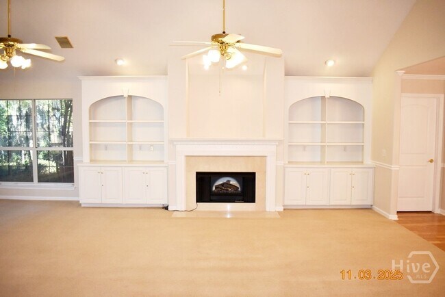 Building Photo - 10 Piper's Pond Ln