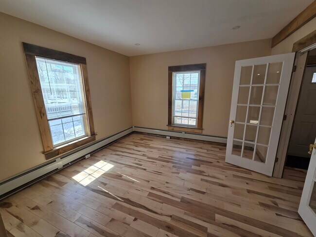 Building Photo - 526 Canaan St