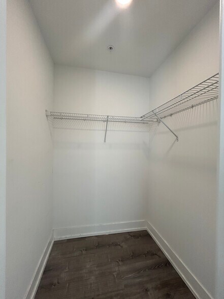 Building Photo - 1000 Crain St
