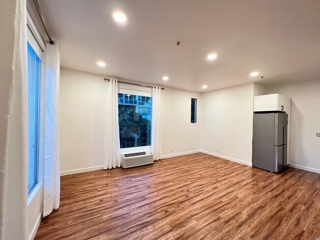 Building Photo - 985 Island Ave