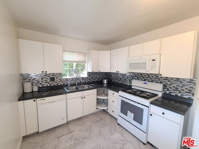 Building Photo - 18133 Lull St